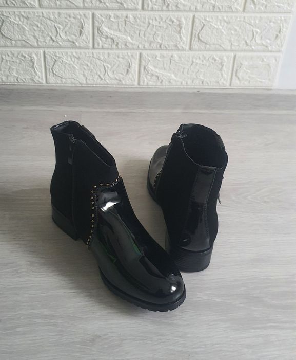 Botine negre cu detalii aurii