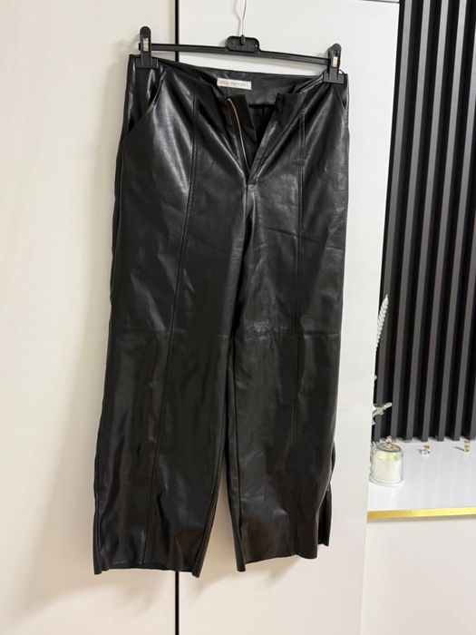 Pantaloni din piele