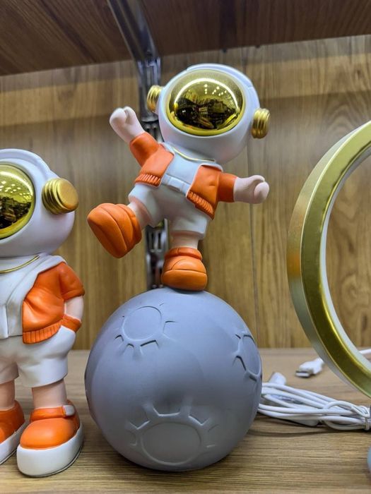 Статуэтка космонавт