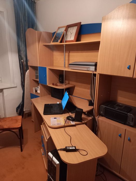 Стол письменный.