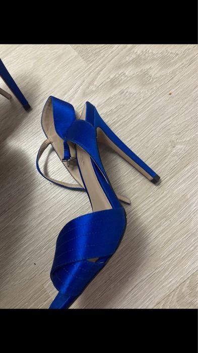 Продам босоножки Carvela