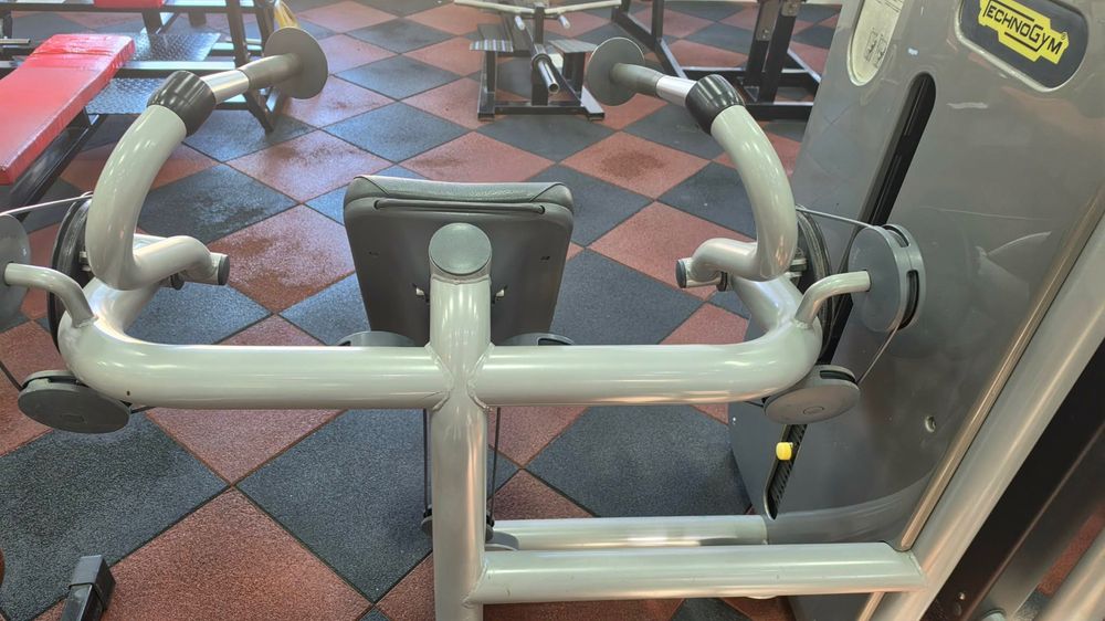Продавам Technogym машина за бицепс и Technogym машина за трицепс