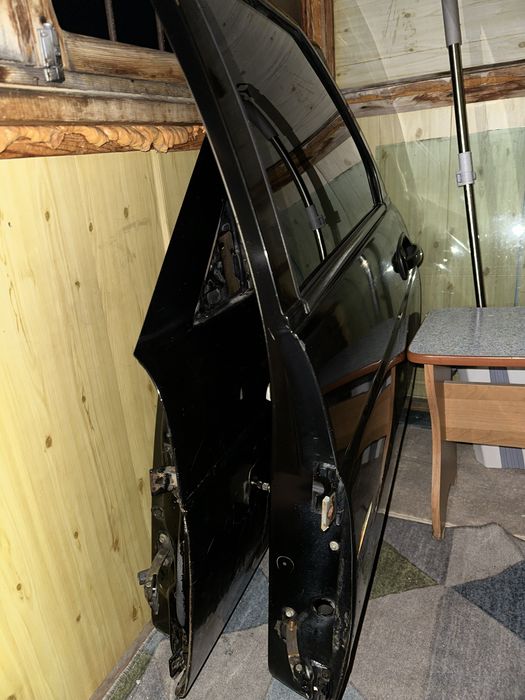 продам две левые двери приора