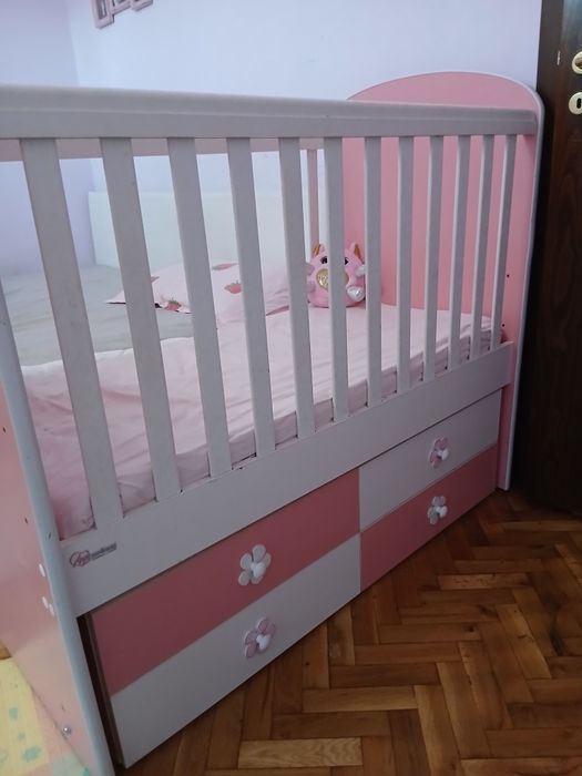Детска кошара с люлеещ механизъм и матрак.