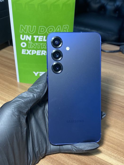 Samsung Galaxy s25 plus • 256 GB • Navy