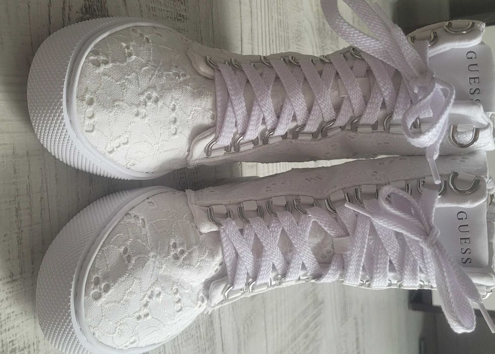 Incaltaminte dama Guess, tenesi suprainaltati la jumatate de pret