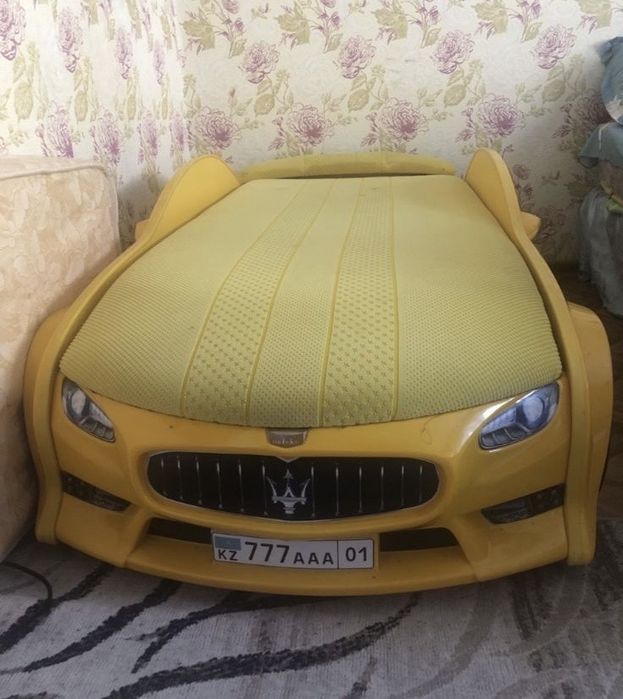 Детская кровать машина