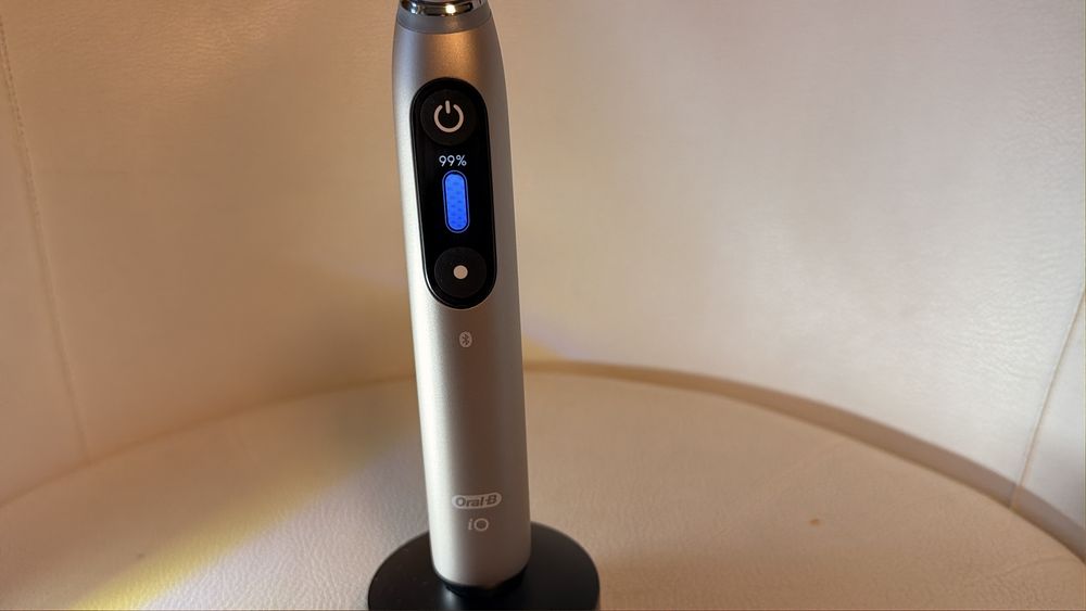 Oral B io10 Gold incarcator ioSense