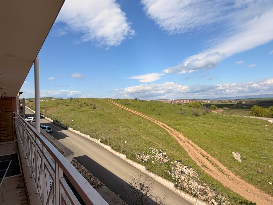 Просторен апартамент - 74 кв.м. с 2 спални и чисто ново обзавеждане, в покрайнините на Слънчев Бряг