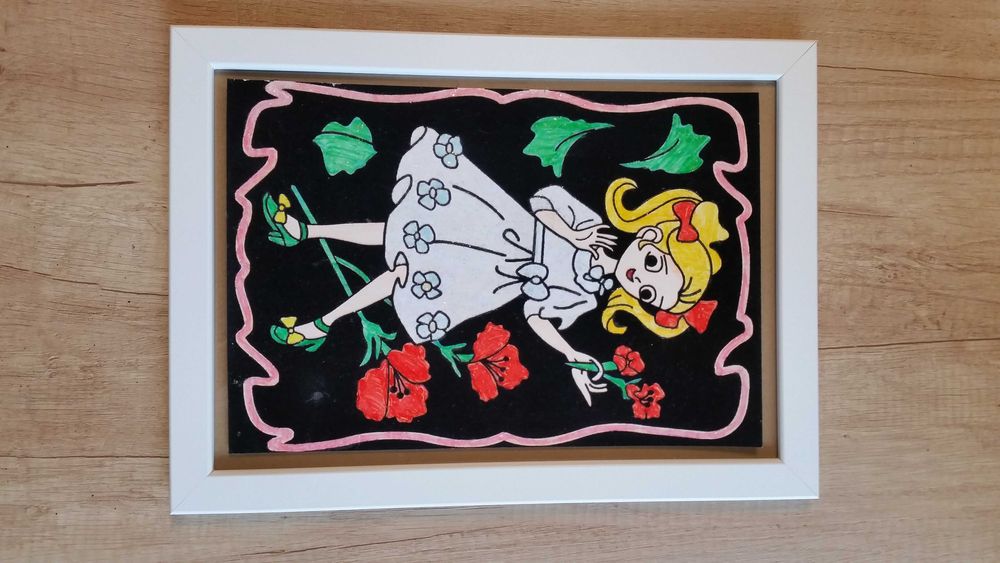 Няколко картини, рисувани на ръка, подходящи за детска стая.