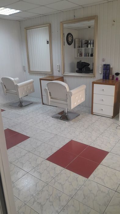 Vând doua posturi coafor