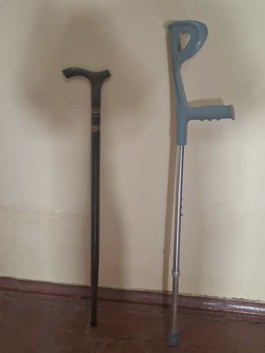 Продается подмышечный костыль и трость