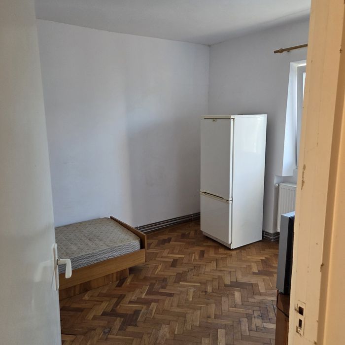 Inchiriez IEFTIN apartament cu 3  camere