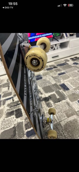 Skateboard   Lungime 78cm lățime 20 cm