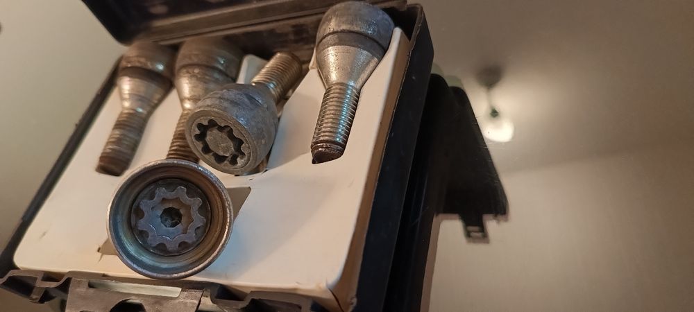 Wheel nuts locking antifurt prezoane roți cârlig podea Mitsubishi Colt