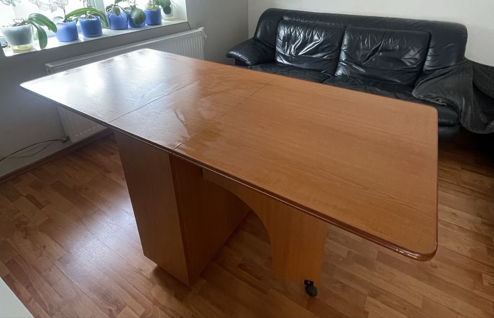 Masa Plianta, cu role, dreptunghiulara, 8 persoane, 40 / 184 x 90 x 80 cm, Culoare Cires din Pal de 18 MM