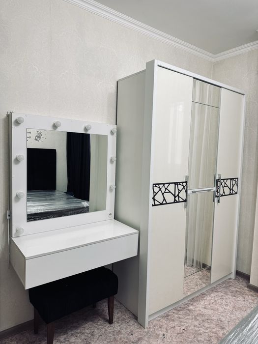 Шкаф с туалетным столиком