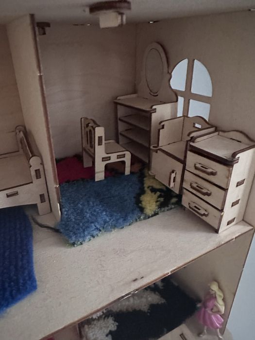 Деревянный домик для кукол