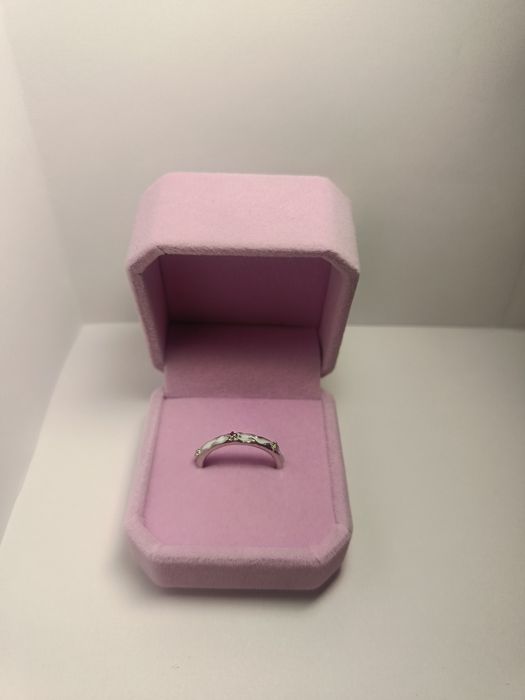 Женское белое кольцо