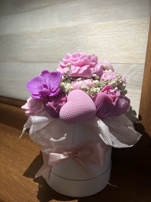 Подарък кутия или чантичка с цветя от соев восък