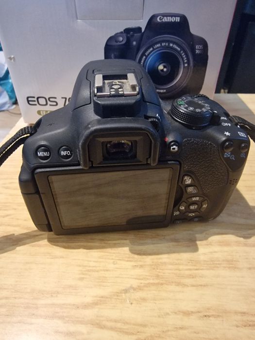 Aparat Foto Canon 700D 
Obiectiv Fix 50mm
Cutie si incarcator 

Pret: