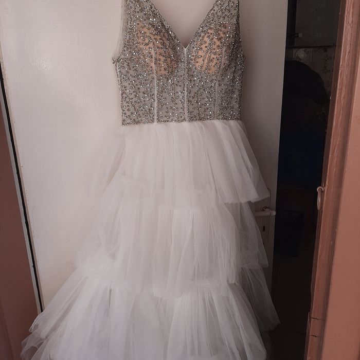 Бяла воалена  рокля с ишлеме мъниста