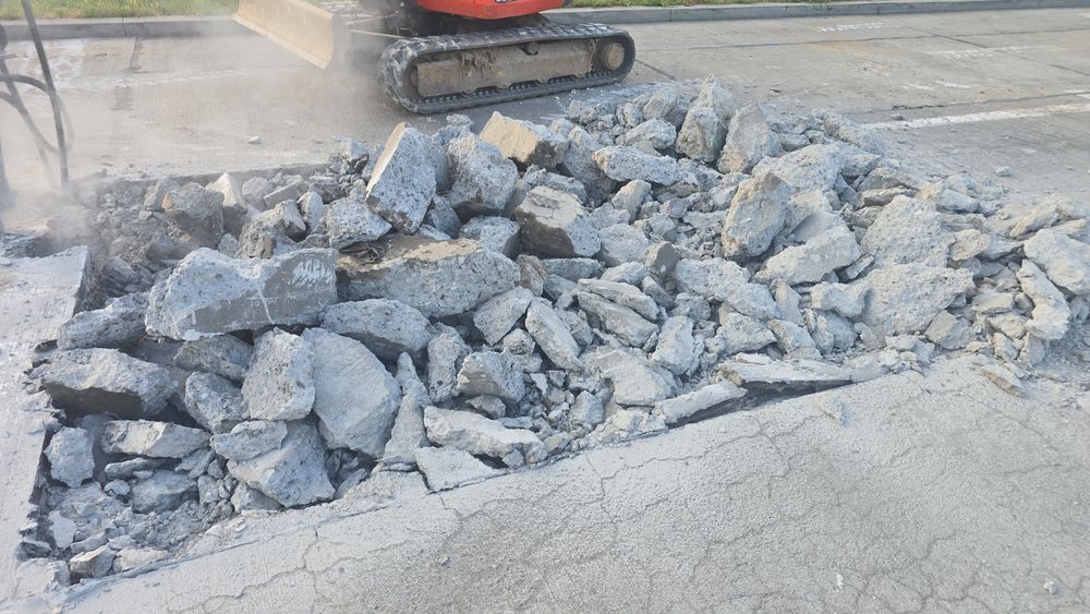 Săpături,demolări,transport,refacere platforme și parcări betonate/asfaltate