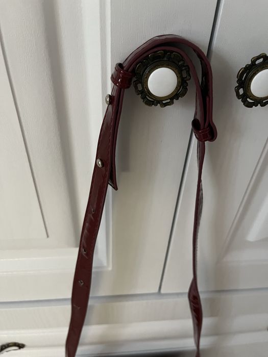 бардовая лаковая сумочка