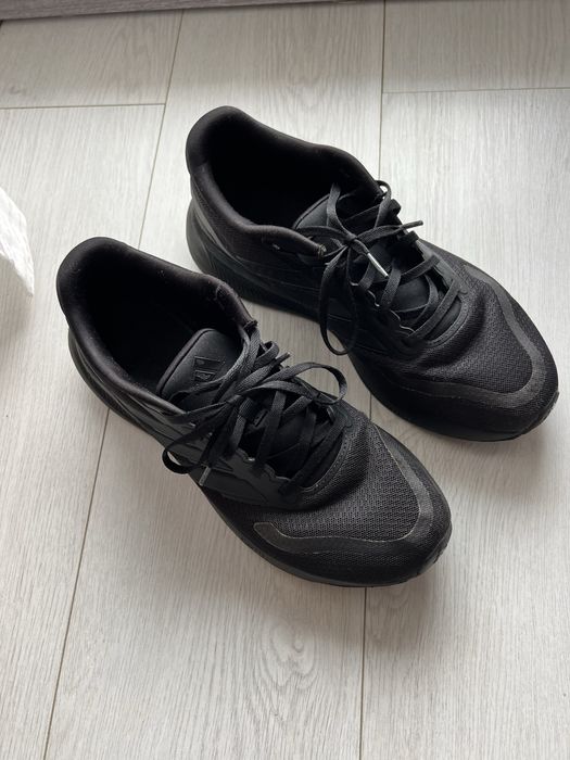 • Adidas Cloud Black •