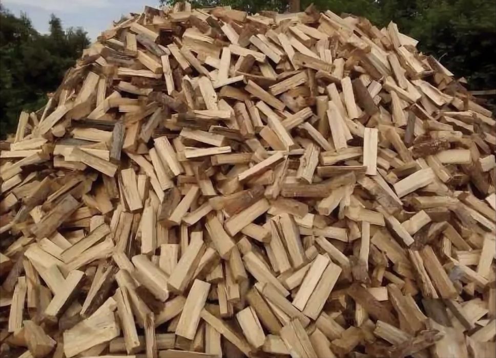 Дрова в прицепе, дрова в мешках, уголь