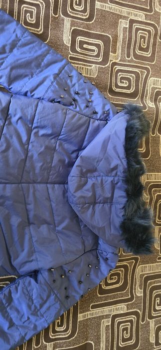 Късо синьо яке с ъс сиви перли и естествен пух