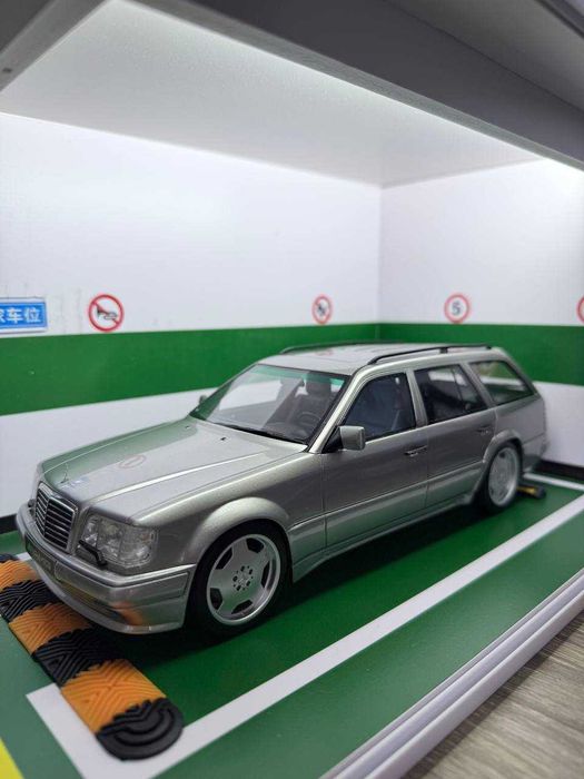 Колекционерски модел  Mercedes-Benz E36 AMG Ottomobile 1/18
