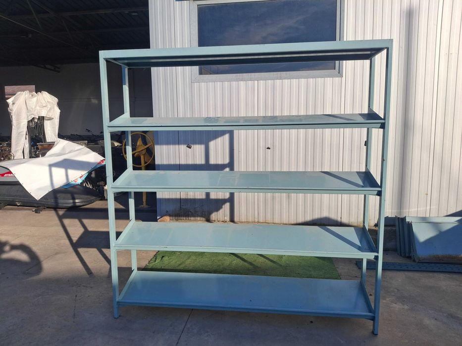 Метален стелаж за инструменти