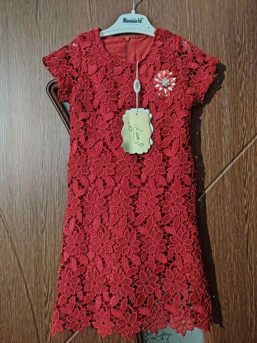 Малка червена рокля
