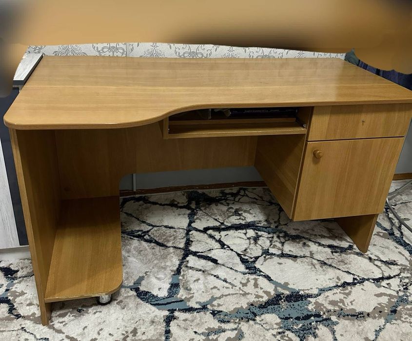 Письменный удобный стол,келишамиз нархини