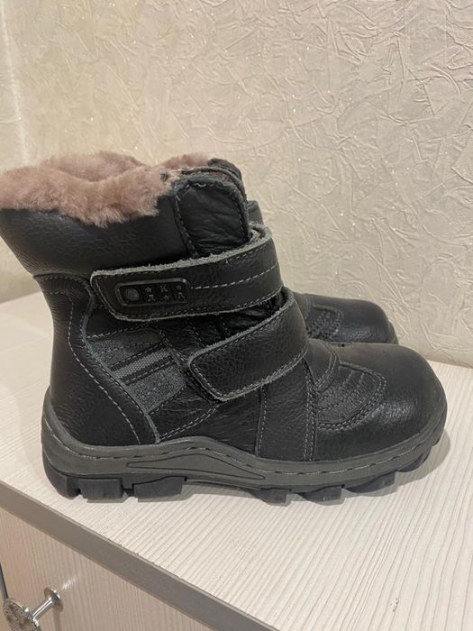 Продам совершенно новую детскую обувь с