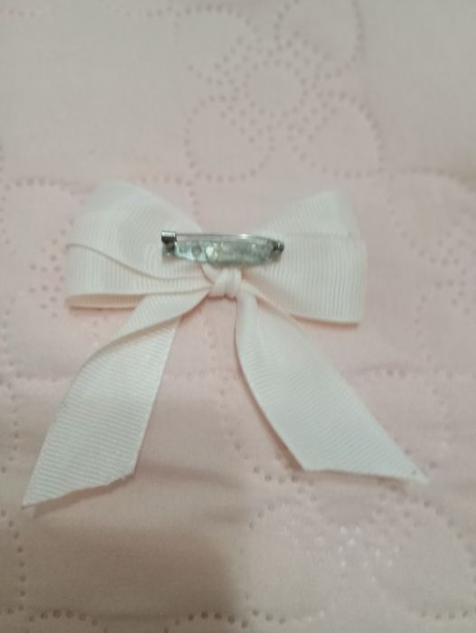 Продаю бантик значок