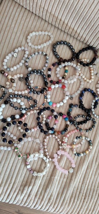 Гривни от полускъпоценни камъни