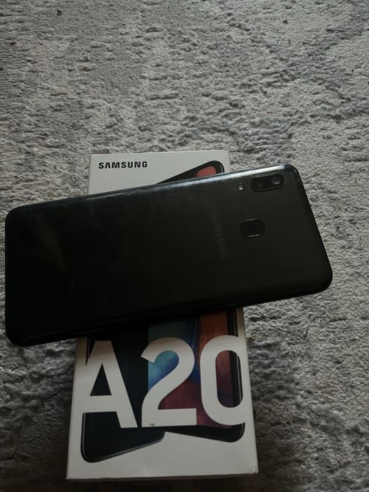 Телефон Samsung A20