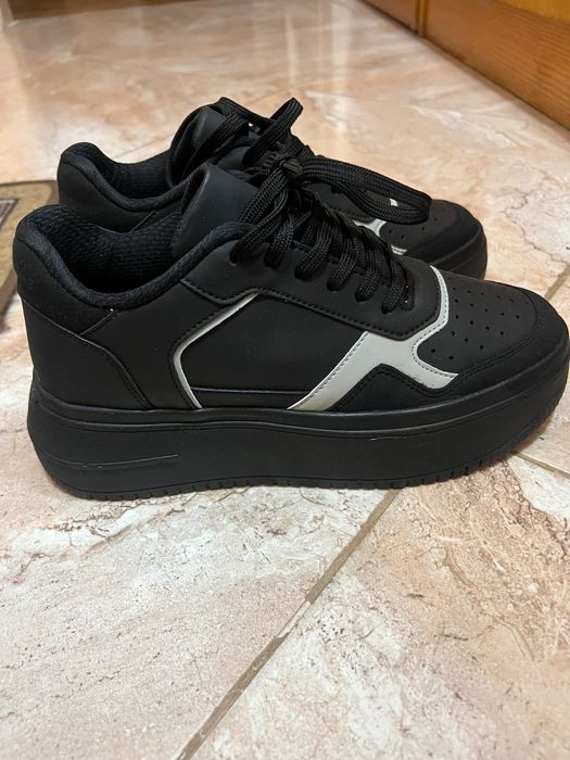 Нови черни обувки