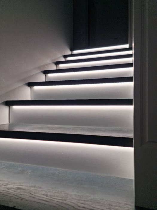 Electrician, montaj bandă LED profesional, iluminat modern și estetic