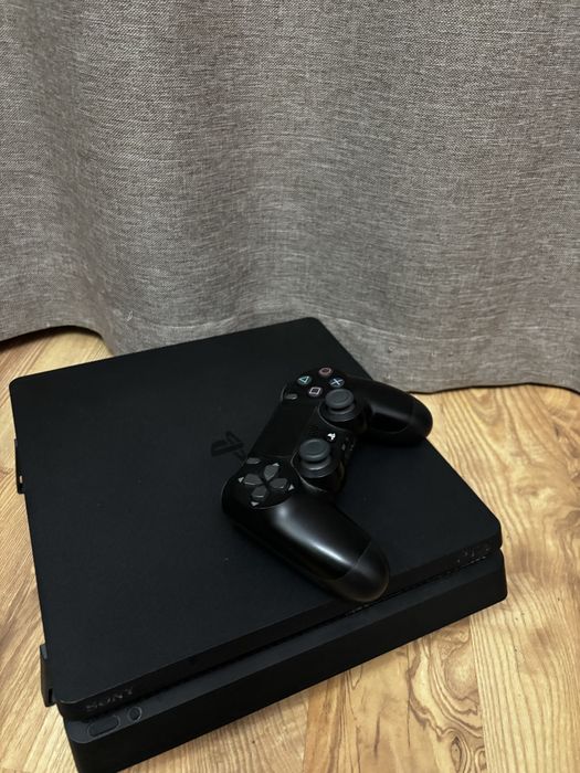 PlayStation 4 Slim 1TB + controller + jocuri – 850 lei