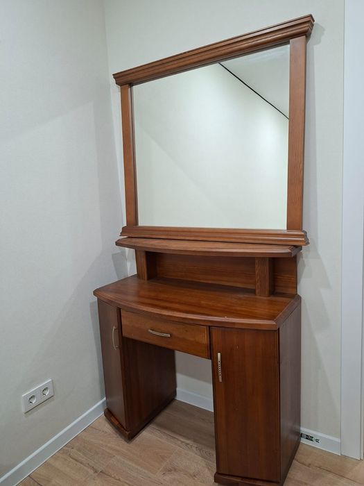 Продам спальный гарнитур сделан из дерева дуб