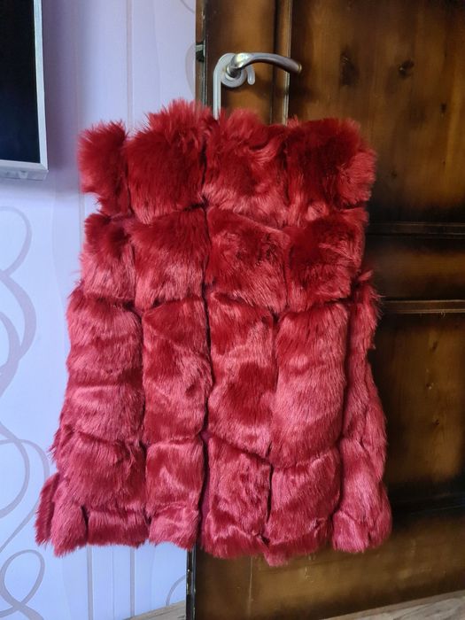 Пухкава елек в червен цвят