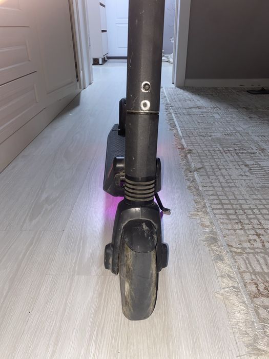 Электросамокат Ninebot e22 на ходу