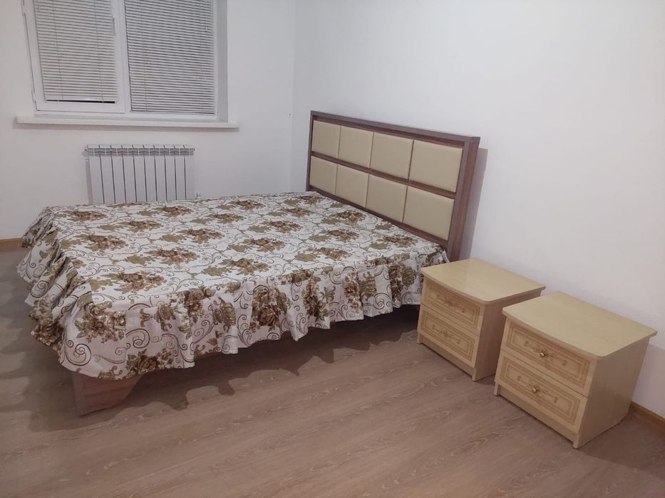 Кровать и тумбочка в продаже