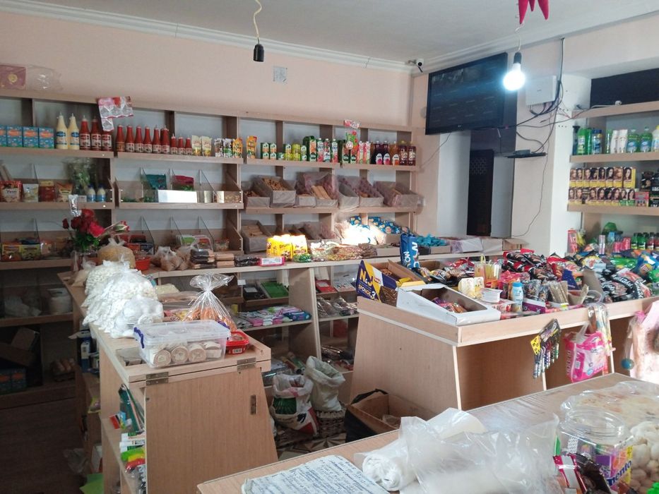 Еки этажлы усти 5 ханалы уй асты магазин имараты сатылады.