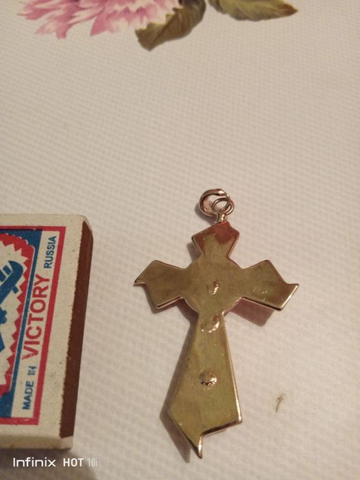 Большой тяжёлый крестик.