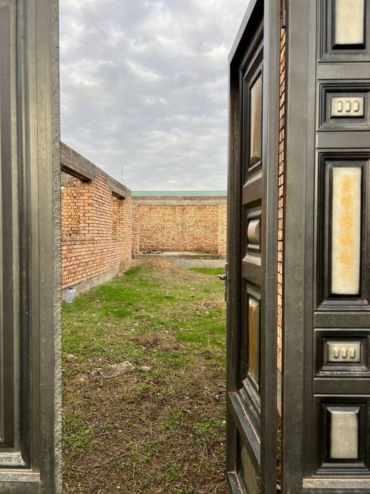 Срочно продаётся участок 8 соток с коробкой дома (11 комнат)в ЯНГИЮЛЕ.
