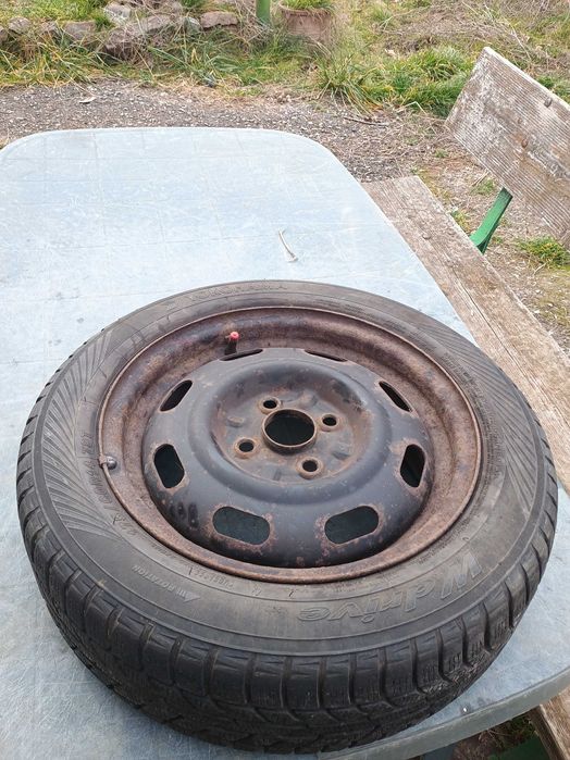 Зимни гуми със стоманени джанти.